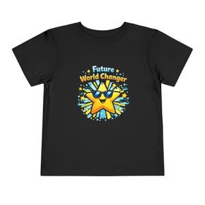 Op de afbeelding: Zwart peuter-T-shirt met een cartoonster met een zonnebril. De ster is geel met een blauwe en witte achtergrond. De tekst "Future World Changer" staat in blauw en geel boven de ster.