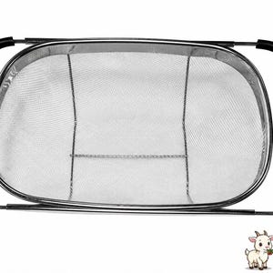 Puede incluir: Un colador de malla de acero inoxidable con asas negras. El colador tiene forma rectangular con esquinas redondeadas y está diseñado para escurrir líquidos de los alimentos. Las asas negras proporcionan un agarre seguro.