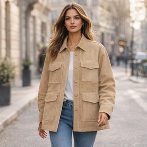 Chaqueta utilitaria extragrande de ante color beige, con botones y múltiples bolsillos.