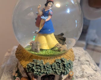 Globo de nieve Disney Enesco Blancanieves "Silba mientras trabajas" con caja de música de 5 pulgadas (funciona)