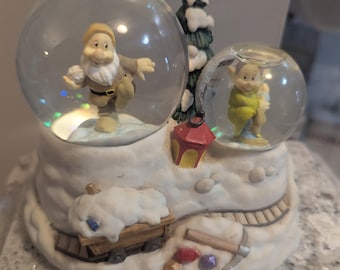 Globo de nieve de agua mini de Disney de Los Siete Enanitos de Enesco. Cerámica. Greensleeves.