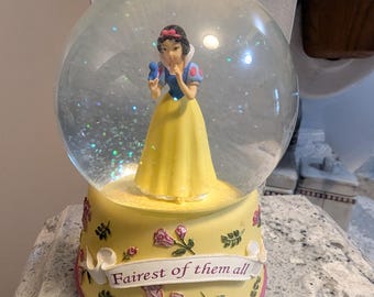 Globo de nieve musical Disney Enesco Blancanieves, la más bella de todas, que reproduce el vals.