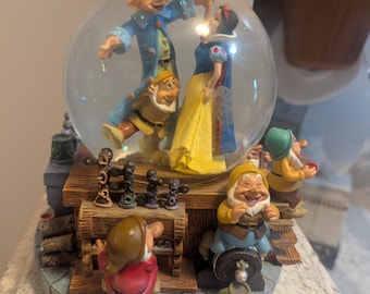 Disney Snow White & Seven Dwarfs Musical Snow Globe * Whistle A Happy Tune READ