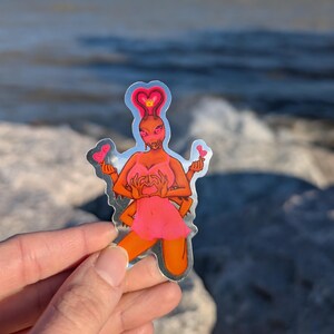 Pegatina cromada de Ogtha, la reina de las cucarachas