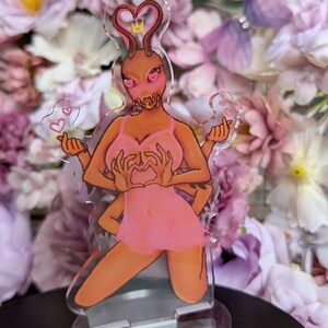 Figura acrílica de Ogtha, la reina de las cucarachas.