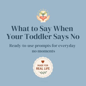 Può includere: Grafica azzurra con il testo "What to Say When Your Toddler Says No". L'immagine include un'illustrazione di mani che tengono un cuore con una pianta e un distintivo circolare con la scritta "Made for Real Life".