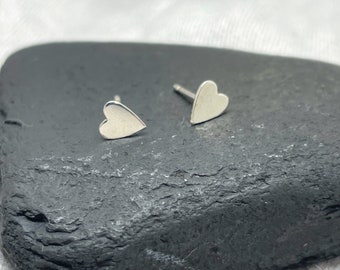 Pendientes de corazón de plata: pendientes pequeños de corazón de plata de ley 925 hechos a mano con plata ecológica reciclada