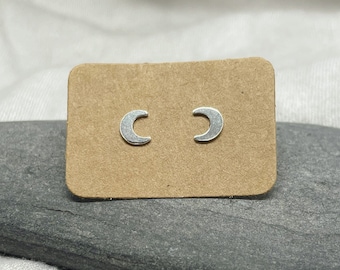 Zilveren maansikkeloorbellen - Sterling 925 kleine halve maan-oorstekers, handgemaakt van gerecycled ecozilver