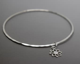 Brazalete con dije de flor de plata - Pulsera de margaritas martilladas abiertas de plata esterlina maciza 925 hecha a mano con plata ecológica reciclada
