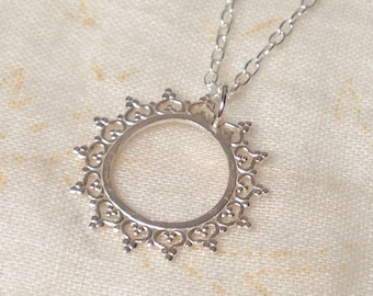 Collar de solsticio de plata - Cadena colgante de filigrana con forma de círculo de encaje con sol de verano en plata esterlina 925 hecha a mano con plata ecológica reciclada
