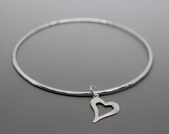 Brazalete con dije de corazón de plata - Pulsera de plata maciza 925 con forma de corazón abierto y martillado, hecha a mano con plata ecológica reciclada