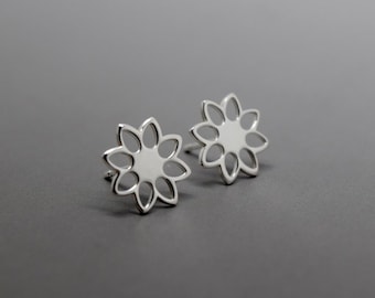 Pendientes de flor de plata - Pendientes de plata de ley maciza 925 con forma de margarita y flor abierta hechos a mano con plata ecológica reciclada