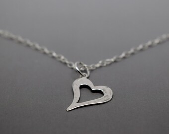 Collar de corazón de plata: colgante de corazón abierto martillado de plata maciza 925 hecho a mano con plata ecológica reciclada