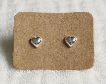 Pendientes de corazón de plata - Pequeños pendientes de corazón clásicos de plata maciza 925 con forma de corazón abultado