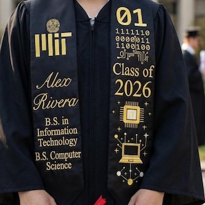 Könnte beinhalten: Eine Person in schwarzem Abschlusskleid und -kappe, die eine gerollte Urkunde mit rotem Band hält. Auf der Schärpe steht "Alex Rivera, B.S. in Information Technology, B.S. Computer Science" und "Class of 2026". Die Zahl "01" ist ebenfalls sichtbar.