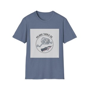 Camiseta unisex de algodón con diseño de carrete de pesca de Pelagic Tackle Co. imagen 4