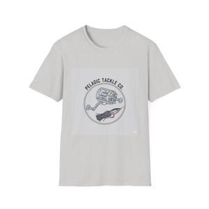 Camiseta unisex de algodón con diseño de carrete de pesca de Pelagic Tackle Co. imagen 2