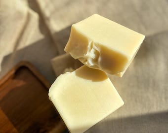 Jabón de aceite de oliva sin perfume, elaborado mediante proceso en frío, vegano y de limpieza suave.