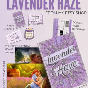 以下が含まれることがあります： Lavender Hazeの書籍セット。サイン入りペーパーバック、テキスト付きミニステッカー4枚、搭乗券型両面しおり、ラベンダーのモチーフとロマンチックなイラストが描かれた13x18cmの両面アートプリントが含まれています。
