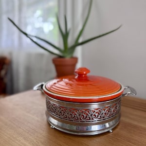 Vintage gryta med orange lock och utsmyckad silverfärgad serveringsvagga | Serveringsskål från mitten av århundradet | Retro köksinredning | 2–2,5 liter