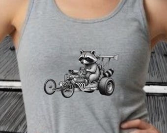 Divertida ilustración de un mapache conduciendo un dragster hot rod.