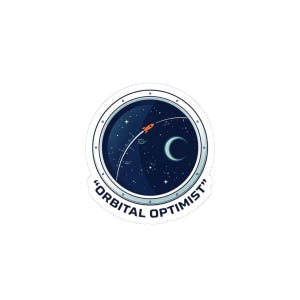 Könnte beinhalten: Ein runder Aufkleber mit einem Weltraum-Design. Das Bild zeigt eine Rakete, die aus einem Bullauge startet, mit einem Halbmond und Sternen im Hintergrund. Der Text "ORBITAL OPTIMIST" ist um das Fenster herum gedruckt.