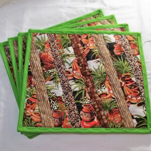 Può includere: Set di quattro tovagliette all'americana con bordo verde e stampa tropicale con steli di bambù marroni, foglie verdi e ceramiche colorate.