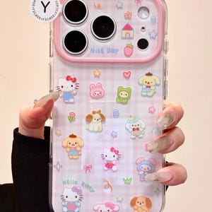 Puede incluir: Funda de teléfono transparente con borde rosa y fondo a cuadros rosas y blancos. La funda está decorada con personajes de dibujos animados, incluyendo Hello Kitty, perros y otros diseños lindos. El texto "Nice Day" es visible.