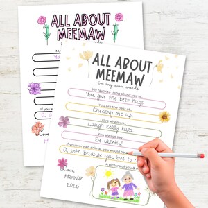 Op de afbeelding: Twee afdrukbare "All About Meemaw" vellen met invulvragen en bloemaccenten. Eén vel wordt ingevuld met een potlood. De tekst bevat "Mijn favoriete ding over jou is..." en "Love, Hannah 2020."