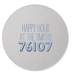 K&ouml;nnte beinhalten: Ein runder, hellgrauer Untersetzer mit dem blauen Text "HAPPY HOUR AT THE SMITHS" und der Nummer "76107". Der Untersetzer hat eine strukturierte Oberfl&auml;che.