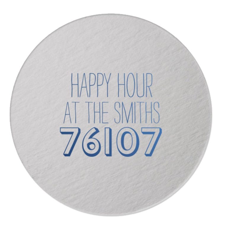 K&ouml;nnte beinhalten: Ein runder, hellgrauer Untersetzer mit dem blauen Text "HAPPY HOUR AT THE SMITHS" und der Nummer "76107". Der Untersetzer hat eine strukturierte Oberfl&auml;che.