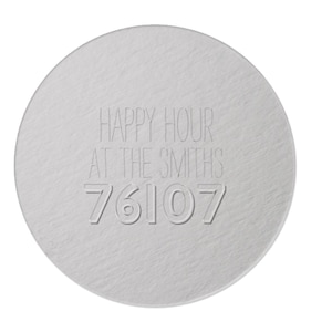 K&ouml;nnte beinhalten: Ein runder, silberfarbener Untersetzer mit dem eingravierten Schriftzug "HAPPY HOUR AT THE SMITHS" und der Zahl "76107". Der Untersetzer hat eine strukturierte Oberfl&auml;che.