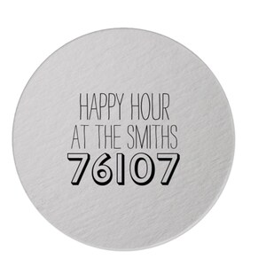 K&ouml;nnte beinhalten: Ein runder, silberfarbener Untersetzer mit dem schwarzen Text "HAPPY HOUR AT THE SMITHS" und der Nummer "76107". Der Untersetzer hat eine strukturierte Oberfl&auml;che.