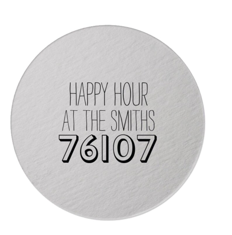 K&ouml;nnte beinhalten: Ein runder, silberfarbener Untersetzer mit dem schwarzen Text "HAPPY HOUR AT THE SMITHS" und der Nummer "76107". Der Untersetzer hat eine strukturierte Oberfl&auml;che.