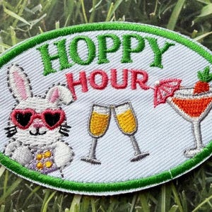 ¡Parche bordado de Hoppy Hour! Este divertido diseño presenta un simpático conejito con gafas de sol en forma de corazón, champán burbujeante y un cóctel festivo.