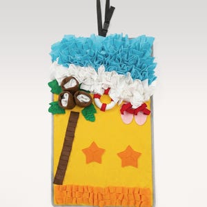 Könnte beinhalten: Wandbehang mit Strandmotiv aus Filz und schwarzem Riemen. Oben blaue und weiße Filzwellen. Darunter Kokosnüsse, eine Palme, eine Rettungsboje, rosa Sandalen und orangefarbene Sterne auf gelbem Grund. Der untere Teil hat einen orangefarbenen Fransenrand.