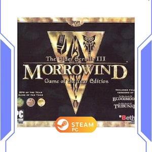 Könnte beinhalten: Eine weiße Keramik-Tasse mit schwarzem Henkel und dem Text "But First, Coffee" in fetter, schwarzer Schrift. Die Tasse steht auf einer Holzoberfläche. Die Tasse ist etwa 10 cm hoch.