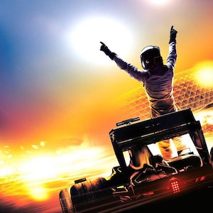 Könnte beinhalten: Ein Formel-1-Rennwagen mit einem Fahrer, der einen Sieg feiert. Der Fahrer steht auf dem Auto, die Arme erhoben, vor dem Hintergrund eines lebendigen Sonnenuntergangs. Das Bild fängt die Aufregung des Motorsports ein.