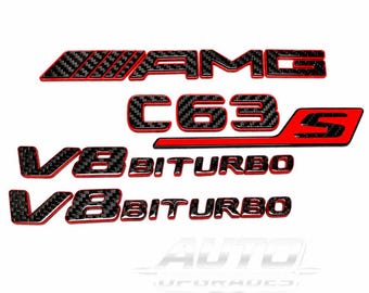 AMG C63S röda märken i kolfiber | V8 Biturbo-emblem | Mercedes C63 S bagagerumsskärmdekaler | Glanssvarta prestandamärken