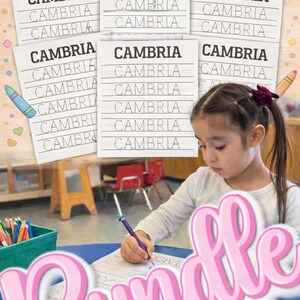 Può includere: Immagine di una giovane persona che scrive su un foglio di lavoro con la parola "Cambria" ripetuta. La parola "Etsy" è in alto. Una grande grafica rosa "Bundle" è in primo piano. Matite colorate in un contenitore verde.