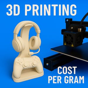Op de afbeelding: Een beige 3D-geprinte hoofdtelefoonstandaard met een gamecontrollerbasis, met een headset met een microfoon. De woorden "3D PRINTING" en "COST PER GRAM" staan in witte tekst op een blauwe achtergrond. Een zwarte 3D-printer is ook zichtbaar.