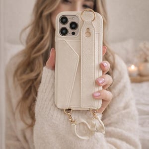 Puede incluir: Una taza de cerámica blanca con un asa negra y el texto "But First, Coffee" en negro, con una fuente de estilo manuscrito. La taza está sobre una superficie blanca.