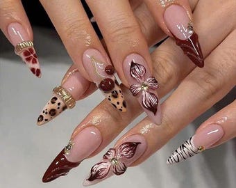 Flores 3D con uñas de cereza. Uñas marrones con forma de almendra. Diseños de uñas con efecto acuarela.