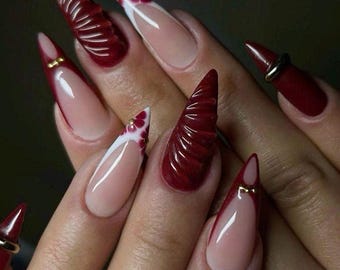 Unghie a stiletto scolpite in 3D color bordeaux / Unghie finte French tip rosso intenso / Set acrilico di lusso color mandorla / Accenti floreali / Unghie gotiche glamour