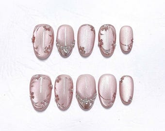 ブラッシュクロームフローラルプレスオンネイル｜パール3Dフラワーデザイン、ショートアーモンドブライダルセット