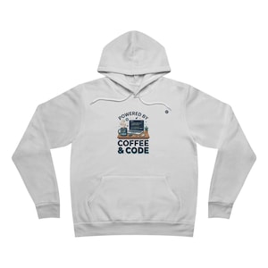 Op de afbeelding: Een witte hoodie met een voorzak en een trekkoord. De voorkant heeft de tekst "Powered by Coffee & Code" met een laptop, koffiemok en andere designelementen. De sweatshirt is een casual stijl.