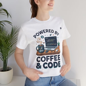 Powered by Coffee and Code Shirt Lustiges Programmierer T-Shirt Programmierer Geschenk Coding Humor Tee