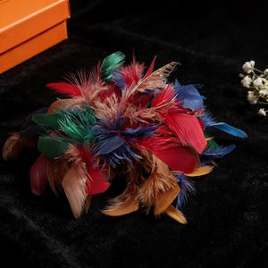 Broche de plumas vintage, ramillete de plumas elegante hecho a mano, accesorio retro para sombrero y vestido, regalo para ella.