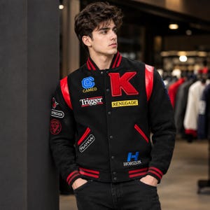 Jaqueta Varsity Kavinsky Trigger Preta e Vermelha Personalizada, Jaqueta Estilo Letterman com Patch Bordado, Jaqueta Varsity Kavinsky Reborn Preta - Presente de Aniversário