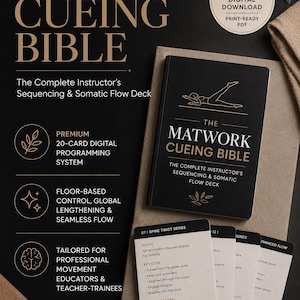 Op de afbeelding: Een zwart kaartspel van 20 kaarten getiteld The Matwork Cueing Bible, met een lijntekening van een persoon in een grondoefening. De kaarten bevatten tekst voor sequencing en somatische flow, gericht op professionele bewegingsinstructie.